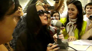 Cyndi Lauper Sings In Airport To Calm Angry Passengers